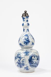 Vaso a doppia zucca in porcellana bianca e blu. Cina, periodo Kangxi (1661-1722), per l'esportazione  - Asta Arte orientale - Associazione Nazionale - Case d'Asta italiane
