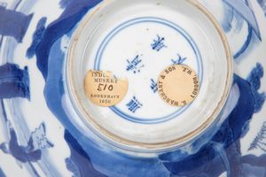 Ciotola in porcellana bianca e blu. Cina, marchio e del periodo Kangxi (1661-1722)  - Asta Arte orientale - Associazione Nazionale - Case d'Asta italiane