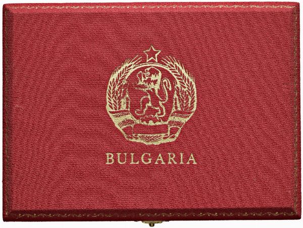 BULGARIA. REPUBBLICA (DAL 1944). ZECCA DI SOFIA. SET COMPLETO DI QUATTRO MONETE A CORSO LEGALE (LEVA 20 E 10 IN ORO; LEVA 5 E 2 IN ARGENTO) EMESSO DALLA BANCA NAZIONALE DELLA BULGARIA IN OCCASIONE DEL 20° ANNIVERSARIO DELLA REPUBBLICA POPOLARE (1944-1964). IN ASTUCCIO ORIGINALE E CERTIFICATO DI EMISSIONE N. 65  - Asta MEDAGLIE DI VENEZIA. MONETE E MEDAGLIE IN ORO ESTERE - Associazione Nazionale - Case d'Asta italiane