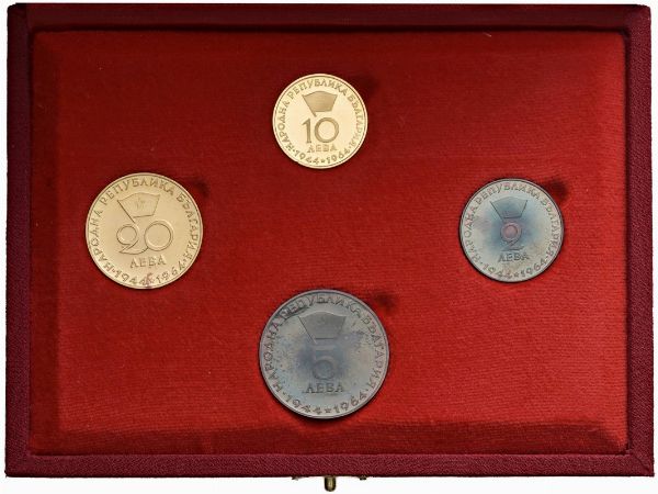 BULGARIA. REPUBBLICA (DAL 1944). ZECCA DI SOFIA. SET COMPLETO DI QUATTRO MONETE A CORSO LEGALE (LEVA 20 E 10 IN ORO; LEVA 5 E 2 IN ARGENTO) EMESSO DALLA BANCA NAZIONALE DELLA BULGARIA IN OCCASIONE DEL 20° ANNIVERSARIO DELLA REPUBBLICA POPOLARE (1944-1964). IN ASTUCCIO ORIGINALE E CERTIFICATO DI EMISSIONE N. 65  - Asta MEDAGLIE DI VENEZIA. MONETE E MEDAGLIE IN ORO ESTERE - Associazione Nazionale - Case d'Asta italiane