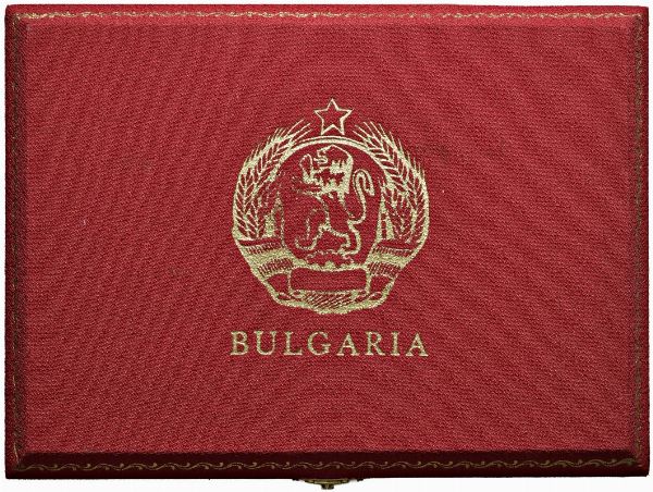 BULGARIA. REPUBBLICA (DAL 1944). ZECCA DI SOFIA. SET COMPLETO DI QUATTRO MONETE A CORSO LEGALE (20 E 10 LEVA IN ORO; 5 E 2 LEVA IN ARGENTO) EMESSO DALLA BANCA NAZIONALE DELLA BULGARIA IN OCCASIONE DEI 1100 ANNI DELL’ALFABETO SLAVONICO (863-1963). IN ASTUCCIO ORIGINALE E CERTIFICATO DI EMISSIONE N. 60  - Asta MEDAGLIE DI VENEZIA. MONETE E MEDAGLIE IN ORO ESTERE - Associazione Nazionale - Case d'Asta italiane