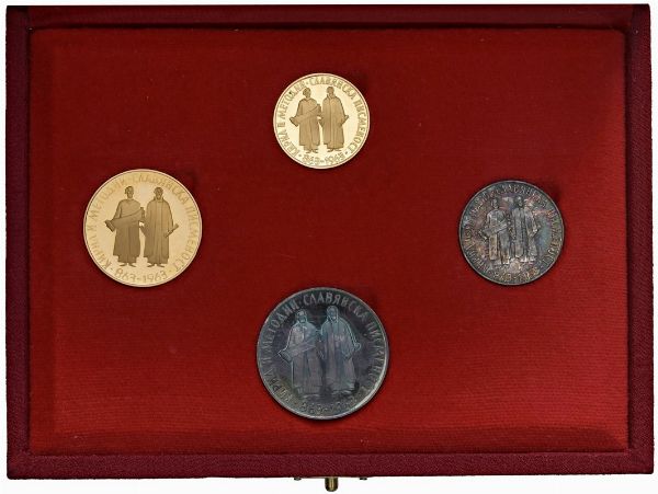 BULGARIA. REPUBBLICA (DAL 1944). ZECCA DI SOFIA. SET COMPLETO DI QUATTRO MONETE A CORSO LEGALE (20 E 10 LEVA IN ORO; 5 E 2 LEVA IN ARGENTO) EMESSO DALLA BANCA NAZIONALE DELLA BULGARIA IN OCCASIONE DEI 1100 ANNI DELL’ALFABETO SLAVONICO (863-1963). IN ASTUCCIO ORIGINALE E CERTIFICATO DI EMISSIONE N. 60  - Asta MEDAGLIE DI VENEZIA. MONETE E MEDAGLIE IN ORO ESTERE - Associazione Nazionale - Case d'Asta italiane