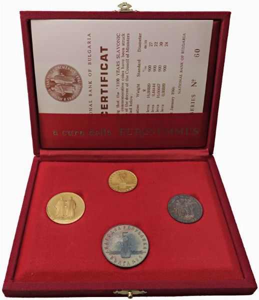 BULGARIA. REPUBBLICA (DAL 1944). ZECCA DI SOFIA. SET COMPLETO DI QUATTRO MONETE A CORSO LEGALE (20 E 10 LEVA IN ORO; 5 E 2 LEVA IN ARGENTO) EMESSO DALLA BANCA NAZIONALE DELLA BULGARIA IN OCCASIONE DEI 1100 ANNI DELL’ALFABETO SLAVONICO (863-1963). IN ASTUCCIO ORIGINALE E CERTIFICATO DI EMISSIONE N. 60  - Asta MEDAGLIE DI VENEZIA. MONETE E MEDAGLIE IN ORO ESTERE - Associazione Nazionale - Case d'Asta italiane