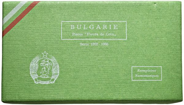 BULGARIA. REPUBBLICA (DAL 1944). ZECCA DI SOFIA. SET COMPLETO DI OTTO MONETE A CORSO LEGALE 1962/1966 (LEVA 2 E 1; 50, 20, 10, 5, 2 E 1 STOTINKI) IN ASTUCCIO ORIGINALE E CERTIFICATO DI EMISSIONE N. 118. LA SERIE È CORREDATA DA SVARIATE BANCONOTE CARTACEE DA 200 A 3 LEVA  - Asta MEDAGLIE DI VENEZIA. MONETE E MEDAGLIE IN ORO ESTERE - Associazione Nazionale - Case d'Asta italiane