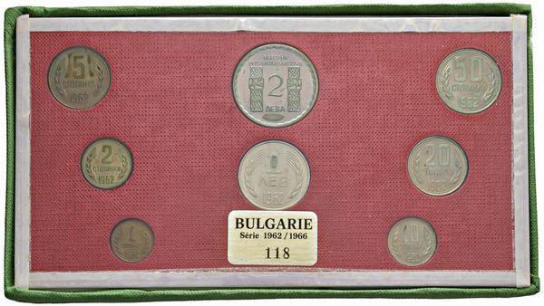 BULGARIA. REPUBBLICA (DAL 1944). ZECCA DI SOFIA. SET COMPLETO DI OTTO MONETE A CORSO LEGALE 1962/1966 (LEVA 2 E 1; 50, 20, 10, 5, 2 E 1 STOTINKI) IN ASTUCCIO ORIGINALE E CERTIFICATO DI EMISSIONE N. 118. LA SERIE È CORREDATA DA SVARIATE BANCONOTE CARTACEE DA 200 A 3 LEVA  - Asta MEDAGLIE DI VENEZIA. MONETE E MEDAGLIE IN ORO ESTERE - Associazione Nazionale - Case d'Asta italiane
