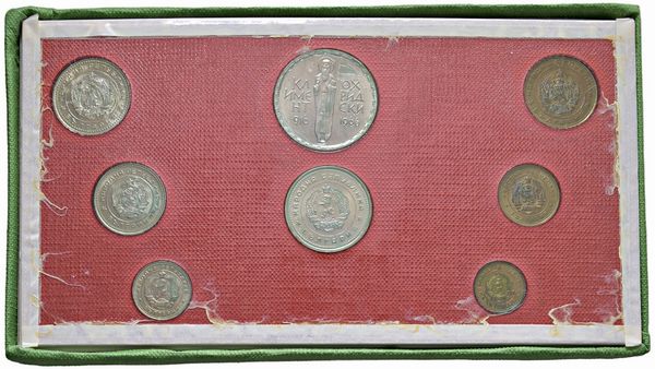 BULGARIA. REPUBBLICA (DAL 1944). ZECCA DI SOFIA. SET COMPLETO DI OTTO MONETE A CORSO LEGALE 1962/1966 (LEVA 2 E 1; 50, 20, 10, 5, 2 E 1 STOTINKI) IN ASTUCCIO ORIGINALE E CERTIFICATO DI EMISSIONE N. 118. LA SERIE È CORREDATA DA SVARIATE BANCONOTE CARTACEE DA 200 A 3 LEVA  - Asta MEDAGLIE DI VENEZIA. MONETE E MEDAGLIE IN ORO ESTERE - Associazione Nazionale - Case d'Asta italiane