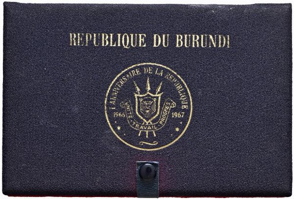 BURUNDI. REPUBBLICA (DAL 1966). SERIE COMPLETA DI CINQUE VALORI IN ORO 900 (100, 50, 25, 20 E 10 FRANCHI 1967) IN ASTUCCIO ORIGINALE E CERTIFICATO DI EMISSIONE N. 54  - Asta MEDAGLIE DI VENEZIA. MONETE E MEDAGLIE IN ORO ESTERE - Associazione Nazionale - Case d'Asta italiane