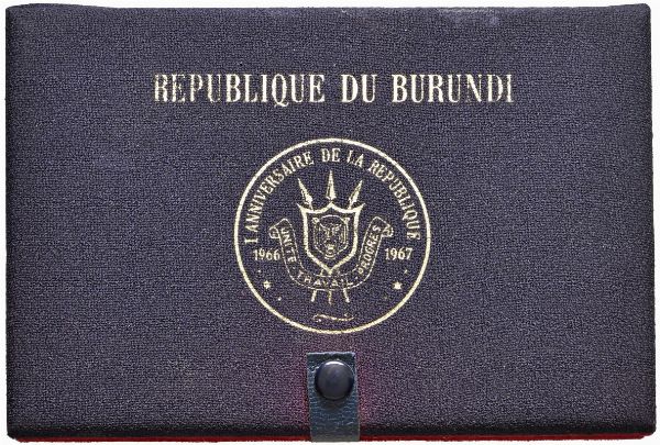 BURUNDI. REPUBBLICA (DAL 1966). SERIE COMPLETA DI CINQUE VALORI IN ORO 900 (100, 50, 25, 20 E 10 FRANCHI 1967) IN ASTUCCIO ORIGINALE E CERTIFICATO DI EMISSIONE N. 52  - Asta MEDAGLIE DI VENEZIA. MONETE E MEDAGLIE IN ORO ESTERE - Associazione Nazionale - Case d'Asta italiane
