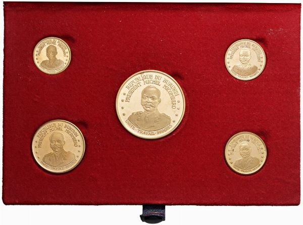 BURUNDI. REPUBBLICA (DAL 1966). SERIE COMPLETA DI CINQUE VALORI IN ORO 900 (100, 50, 25, 20 E 10 FRANCHI 1967) IN ASTUCCIO ORIGINALE E CERTIFICATO DI EMISSIONE N. 52  - Asta MEDAGLIE DI VENEZIA. MONETE E MEDAGLIE IN ORO ESTERE - Associazione Nazionale - Case d'Asta italiane