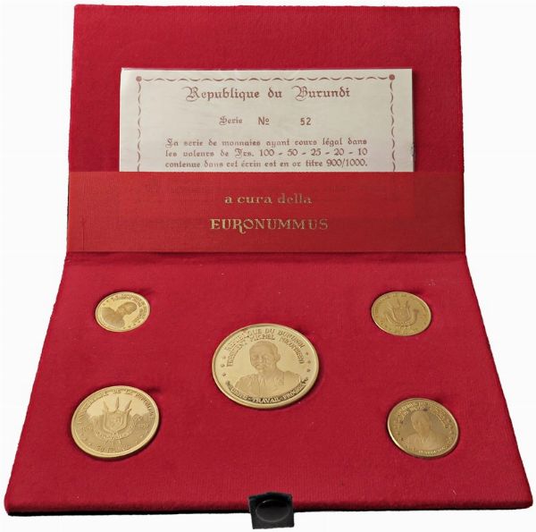 BURUNDI. REPUBBLICA (DAL 1966). SERIE COMPLETA DI CINQUE VALORI IN ORO 900 (100, 50, 25, 20 E 10 FRANCHI 1967) IN ASTUCCIO ORIGINALE E CERTIFICATO DI EMISSIONE N. 52  - Asta MEDAGLIE DI VENEZIA. MONETE E MEDAGLIE IN ORO ESTERE - Associazione Nazionale - Case d'Asta italiane