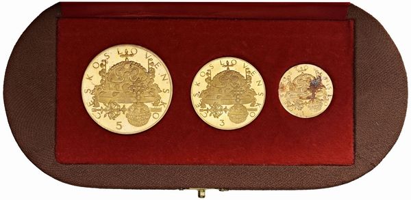 CECOSLOVACCHIA. REPUBBLICA SOCIALISTA (1960-1990). ZECCA DI KREMNITZ. SET DI TRE MONETE IN ORO (1, 3 E 5 DUCATI 1973) DELLA SERIE “THESAURUS SANCTI VENCESLAI” IN ASTUCCIO ORIGINALE E CERTIFICATO DI EMISSIONE. SERIE NUMERATA 266 SU UNA TIRATURA DI 500 ESEMPLARI  - Asta MEDAGLIE DI VENEZIA. MONETE E MEDAGLIE IN ORO ESTERE - Associazione Nazionale - Case d'Asta italiane