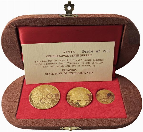 CECOSLOVACCHIA. REPUBBLICA SOCIALISTA (1960-1990). ZECCA DI KREMNITZ. SET DI TRE MONETE IN ORO (1, 3 E 5 DUCATI 1973) DELLA SERIE “THESAURUS SANCTI VENCESLAI” IN ASTUCCIO ORIGINALE E CERTIFICATO DI EMISSIONE. SERIE NUMERATA 266 SU UNA TIRATURA DI 500 ESEMPLARI  - Asta MEDAGLIE DI VENEZIA. MONETE E MEDAGLIE IN ORO ESTERE - Associazione Nazionale - Case d'Asta italiane