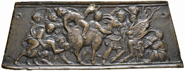 PADOVA O VENEZIA. PLACCHETTA UNIFACE IN BRONZO DI FORMA TRAPEZIOIDALE RAFFIGURANTE UNA SCENA BACCANALE IN CUI UN SATIRO VIENE ALLATATO DA UNA CAPRA IN COMPAGNIA DI UN PUTTO CHE SUONA LA SYRINX E UN SATIRO CHE SUONA IL LIUTO OPUS ANDREA BRIÒSCO DETTO “IL RICCIO” (1470-1532)  - Asta MEDAGLIE DI VENEZIA. MONETE E MEDAGLIE IN ORO ESTERE - Associazione Nazionale - Case d'Asta italiane