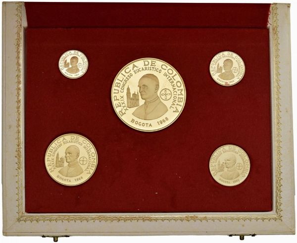 COLOMBIA. REPUBBLICA (DAL 1886). SERIE COMPLETA DI CINQUE VALORI IN ORO (1.500, 500, 300, 200, 100 PESOS 1968) IN ASTUCCIO ORIGINALE E CERTIFICATO DI EMISSIONE N. 254  - Asta MEDAGLIE DI VENEZIA. MONETE E MEDAGLIE IN ORO ESTERE - Associazione Nazionale - Case d'Asta italiane