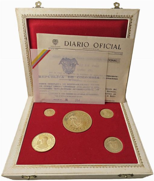 COLOMBIA. REPUBBLICA (DAL 1886). SERIE COMPLETA DI CINQUE VALORI IN ORO (1.500, 500, 300, 200, 100 PESOS 1968) IN ASTUCCIO ORIGINALE E CERTIFICATO DI EMISSIONE N. 254  - Asta MEDAGLIE DI VENEZIA. MONETE E MEDAGLIE IN ORO ESTERE - Associazione Nazionale - Case d'Asta italiane