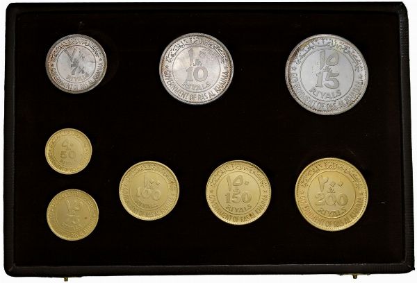 EMIRATI ARABI UNITI RAS-AL-KHAIMAH. SAQR BIN MUHAMMAD AL-QUASIM (1948-2010). SERIE COMPLETA DI OTTO MONETE A CORSO LEGALE (200, 150, 100, 50, 75 RIYALS IN ORO; 15, 10, 7,5 RIYALS IN ARGENTO) PER LA CELEBRAZIONE DEL CENTENARIO DI ROMA CAPITALE (1870-1970) IN ASTUCCIO ORIGINALE E CERTIFICATO DI EMISSIONE  - Asta MEDAGLIE DI VENEZIA. MONETE E MEDAGLIE IN ORO ESTERE - Associazione Nazionale - Case d'Asta italiane