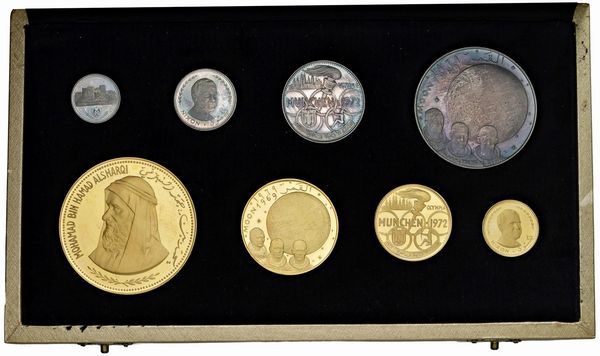 EMIRATI DEL FUJAIRAH. MUHAMMAD BIN HAMAD AL-SARQUI (1952-1974). SERIE DI OTTO VALORI 1969 (200, 100, 50, 25 RIYALS IN ORO; 10, 5, 2, 1 RIYALS IN ARGENTO) IN ASTUCCIO ORIGINALE CON INCISIONI IN ORO  - Asta MEDAGLIE DI VENEZIA. MONETE E MEDAGLIE IN ORO ESTERE - Associazione Nazionale - Case d'Asta italiane