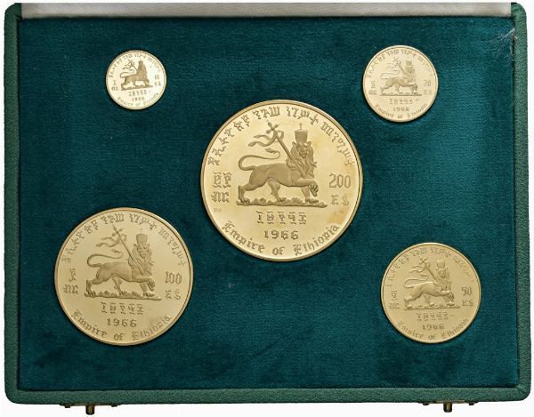 ETIOPIA. ZECCA DI SOFIA. SET COMPLETO DI CINQUE MONETE D’ORO A CORSO LEGALE (200, 100, 50, 20 10, DOLLARI 1966) PER COMMEMORARE IL 75º COMPLEANNO E I 50 ANNI DI H.I.M. HAILE SELASSIE I (1930-1974). IN ASTUCCIO ORIGINALE E CERTIFICATO DI EMISSIONE N. 3736 (MINTAGE 12.000)  - Asta MEDAGLIE DI VENEZIA. MONETE E MEDAGLIE IN ORO ESTERE - Associazione Nazionale - Case d'Asta italiane