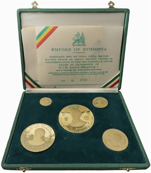 ETIOPIA. ZECCA DI SOFIA. SET COMPLETO DI CINQUE MONETE D’ORO A CORSO LEGALE (200, 100, 50, 20 10, DOLLARI 1966) PER COMMEMORARE IL 75º COMPLEANNO E I 50 ANNI DI H.I.M. HAILE SELASSIE I (1930-1974). IN ASTUCCIO ORIGINALE E CERTIFICATO DI EMISSIONE N. 3736 (MINTAGE 12.000)  - Asta MEDAGLIE DI VENEZIA. MONETE E MEDAGLIE IN ORO ESTERE - Associazione Nazionale - Case d'Asta italiane