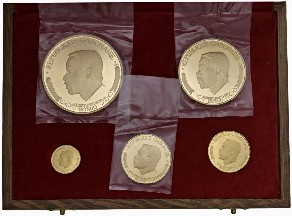GABON. REPUBBLICA (DAL 1960). SERIE COMPLETA DI CINQUE VALORI IN ORO (20.000, 10.000, 5.000, 3.000 E 1.000 FRANCHI 1969) IN ASTUCCIO ORIGINALE E CERTIFICATO DI EMISSIONE N. 106  - Asta MEDAGLIE DI VENEZIA. MONETE E MEDAGLIE IN ORO ESTERE - Associazione Nazionale - Case d'Asta italiane