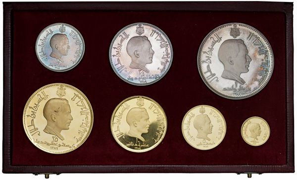 GIORDANIA. HUSSEIN II (1952-1999). SERIE COMPLETA DI SETTE VALORI (25, 10, 5 E 2 DINARI IN ORO; 1, ½, ¾ DINARI IN ARGENTO) 1969 IN ASTUCCIO ORIGINALE  - Asta MEDAGLIE DI VENEZIA. MONETE E MEDAGLIE IN ORO ESTERE - Associazione Nazionale - Case d'Asta italiane