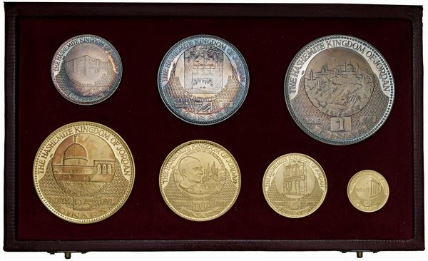 GIORDANIA. HUSSEIN II (1952-1999). SERIE COMPLETA DI SETTE VALORI (25, 10, 5 E 2 DINARI IN ORO; 1, ½, ¾ DINARI IN ARGENTO) 1969 IN ASTUCCIO ORIGINALE  - Asta MEDAGLIE DI VENEZIA. MONETE E MEDAGLIE IN ORO ESTERE - Associazione Nazionale - Case d'Asta italiane