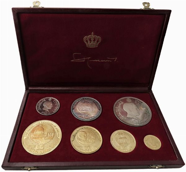 GIORDANIA. HUSSEIN II (1952-1999). SERIE COMPLETA DI SETTE VALORI (25, 10, 5 E 2 DINARI IN ORO; 1, ½, ¾ DINARI IN ARGENTO) 1969 IN ASTUCCIO ORIGINALE  - Asta MEDAGLIE DI VENEZIA. MONETE E MEDAGLIE IN ORO ESTERE - Associazione Nazionale - Case d'Asta italiane
