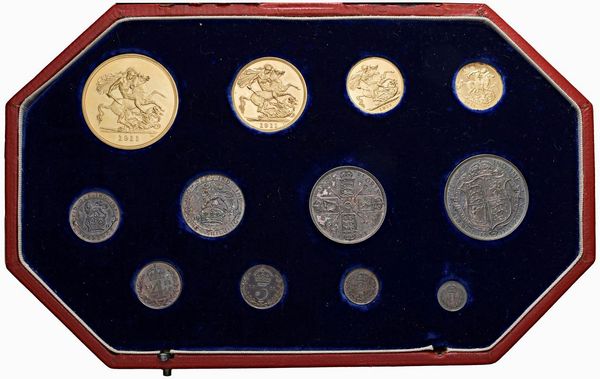 GRAN BRETAGNA. GIORGIO V (1910-1936). PROOF SET, LONDON MINT. CORONATION. 5 POUNDS (Au), 2 POUNDS (Au), SOVEREIGN (Au) E HALF SOVEREIGN (Au), HALF CROWN (Ar), FIORINO (Ar), SHILLING (Ar), SIXPENCE (Ar) E MAUNDY SET (Ar, 4 pz.). CON LA CUSTODIA ORIGINALE DI PRESENTAZIONE BORDEAUX E FREGI IN ORO  - Asta MEDAGLIE DI VENEZIA. MONETE E MEDAGLIE IN ORO ESTERE - Associazione Nazionale - Case d'Asta italiane