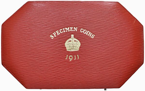 GRAN BRETAGNA. GIORGIO V (1910-1936). PROOF SET, LONDON MINT. CORONATION. 5 POUNDS (Au), 2 POUNDS (Au), SOVEREIGN (Au) E HALF SOVEREIGN (Au), HALF CROWN (Ar), FIORINO (Ar), SHILLING (Ar), SIXPENCE (Ar) E MAUNDY SET (Ar, 4 pz.). CON LA CUSTODIA ORIGINALE DI PRESENTAZIONE BORDEAUX E FREGI IN ORO  - Asta MEDAGLIE DI VENEZIA. MONETE E MEDAGLIE IN ORO ESTERE - Associazione Nazionale - Case d'Asta italiane