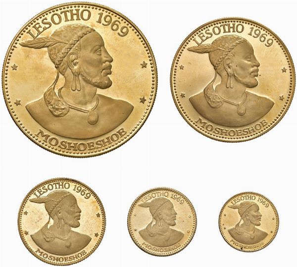 LESOTHO. MOSHOESHOE II (1966-1990). SET COMPLETO DI CINQUE MONETE D’ORO 916 A CORSO LEGALE (20, 10, 4, 2, 1 MALOTI 1969) IN ASTUCCIO ORIGINALE E CERTIFICATO DI EMISSIONE N. 144  - Asta MEDAGLIE DI VENEZIA. MONETE E MEDAGLIE IN ORO ESTERE - Associazione Nazionale - Case d'Asta italiane