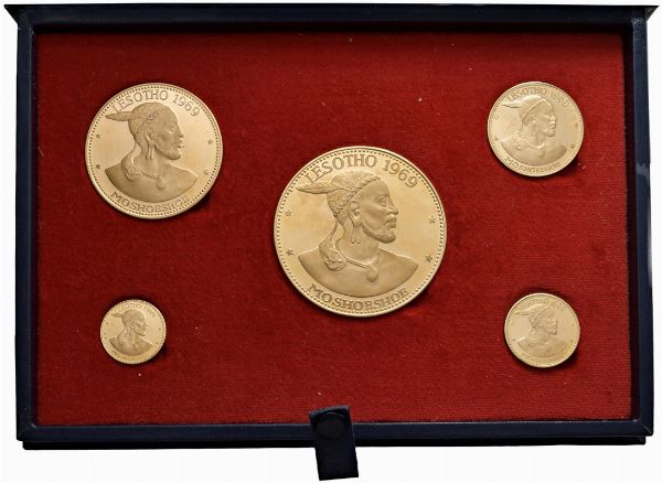 LESOTHO. MOSHOESHOE II (1966-1990). SET COMPLETO DI CINQUE MONETE D’ORO 916 A CORSO LEGALE (20, 10, 4, 2, 1 MALOTI 1969) IN ASTUCCIO ORIGINALE E CERTIFICATO DI EMISSIONE N. 144  - Asta MEDAGLIE DI VENEZIA. MONETE E MEDAGLIE IN ORO ESTERE - Associazione Nazionale - Case d'Asta italiane