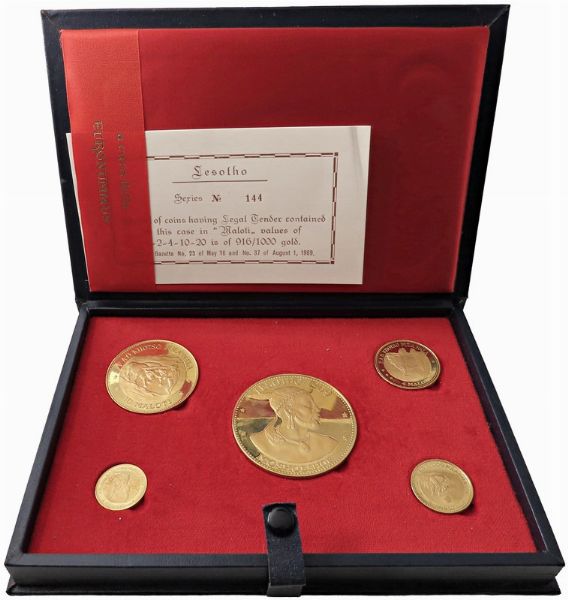 LESOTHO. MOSHOESHOE II (1966-1990). SET COMPLETO DI CINQUE MONETE D’ORO 916 A CORSO LEGALE (20, 10, 4, 2, 1 MALOTI 1969) IN ASTUCCIO ORIGINALE E CERTIFICATO DI EMISSIONE N. 144  - Asta MEDAGLIE DI VENEZIA. MONETE E MEDAGLIE IN ORO ESTERE - Associazione Nazionale - Case d'Asta italiane