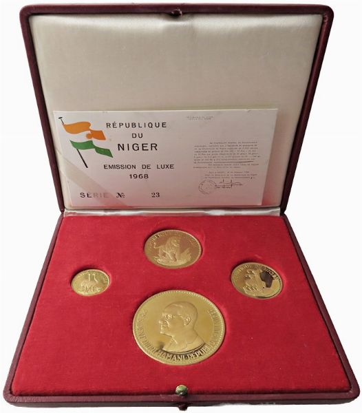 NIGERIA. REPUBBLICA. SERIE COMPLETA DI QUATTRO VALORI IN ORO 900 (100, 50, 25, 20 E 10 FRANCHI 1961) IN ASTUCCIO ORIGINALE E CERTIFICATO DI EMISSIONE N. 23  - Asta MEDAGLIE DI VENEZIA. MONETE E MEDAGLIE IN ORO ESTERE - Associazione Nazionale - Case d'Asta italiane