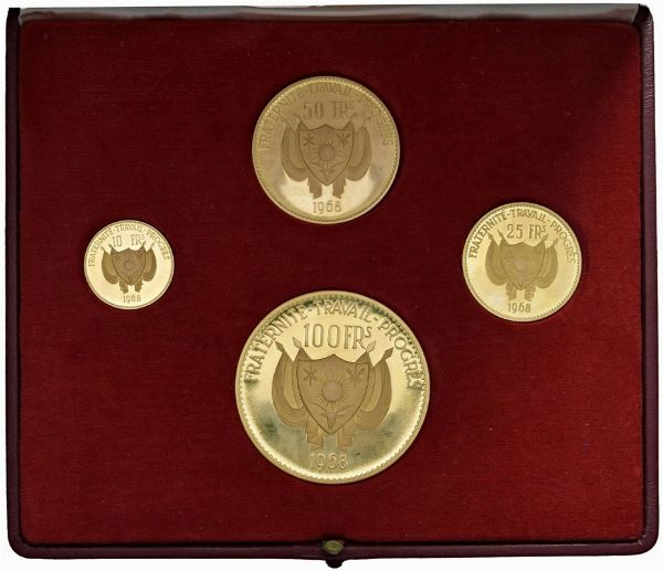 NIGERIA. REPUBBLICA. SERIE COMPLETA DI QUATTRO VALORI IN ORO 900 (100, 50, 25, 20 E 10 FRANCHI 1961) IN ASTUCCIO ORIGINALE E CERTIFICATO DI EMISSIONE N. 23  - Asta MEDAGLIE DI VENEZIA. MONETE E MEDAGLIE IN ORO ESTERE - Associazione Nazionale - Case d'Asta italiane