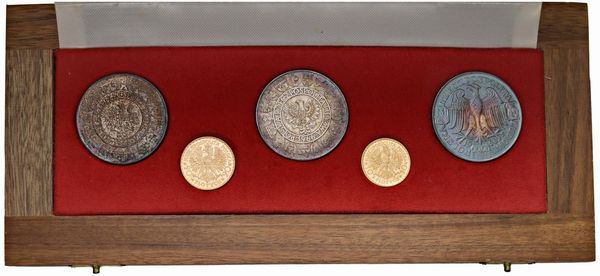 POLONIA. REPUBBLICA POPOLARE (1952-1989). SET DI CINQUE MONETE 1966 (20 E 10 ZLOTY IN ORO; TRE ESEMPLARI DA 100 ZLOTY IN ARGENTO) IN ASTUCCIO ORIGINALE. PRESENTI TRA GLI ARGENTI DUE ESEMPLARI “PROVA” CON BELLA PATINA IRIDESCENTE  - Asta MEDAGLIE DI VENEZIA. MONETE E MEDAGLIE IN ORO ESTERE - Associazione Nazionale - Case d'Asta italiane