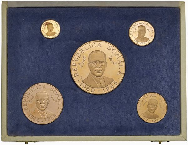 SOMALIA. REPUBBLICA. IN OCCASIONE DEL V ANNIVERSARIO DELL’INDIPENDENZA (1960-1965). SERIE COMPLETA DI CINQUE VALORI IN ORO 900 (20.000, 10.000, 5.000, 3.000 E 1.000 FRANCHI 1969) IN ASTUCCIO ORIGINALE E CERTIFICATO DI EMISSIONE NUMERATO 106 (MINTAGE 8.000)  - Asta MEDAGLIE DI VENEZIA. MONETE E MEDAGLIE IN ORO ESTERE - Associazione Nazionale - Case d'Asta italiane