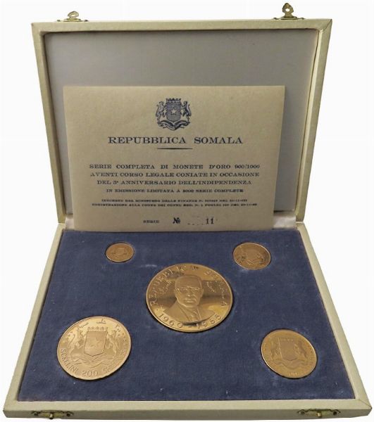 SOMALIA. REPUBBLICA. IN OCCASIONE DEL V ANNIVERSARIO DELL’INDIPENDENZA (1960-1965). SERIE COMPLETA DI CINQUE VALORI IN ORO 900 (20.000, 10.000, 5.000, 3.000 E 1.000 FRANCHI 1969) IN ASTUCCIO ORIGINALE E CERTIFICATO DI EMISSIONE NUMERATO 106 (MINTAGE 8.000)  - Asta MEDAGLIE DI VENEZIA. MONETE E MEDAGLIE IN ORO ESTERE - Associazione Nazionale - Case d'Asta italiane