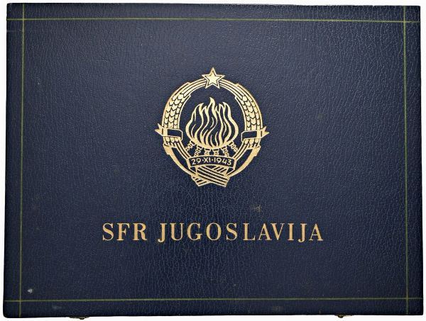YUGOSLAVIA. REPUBBLICA FEDERALE SOCIALISTA (1943-1992). SET COMPLETO DI SEI MONETE A CORSO LEGALE (DINARI 1.000, 500, 200, 100, 50, 20) EMESSO IN OCCASIONE DEL 25&deg; ANNIVERSARIO DELLA FONDAZIONE DELLA REPUBBLICA FEDERALE SOCIALISTA. IN ASTUCCIO ORIGINALE E CERTIFICATO DI EMISSIONE N. 611  - Asta MEDAGLIE DI VENEZIA. MONETE E MEDAGLIE IN ORO ESTERE - Associazione Nazionale - Case d'Asta italiane