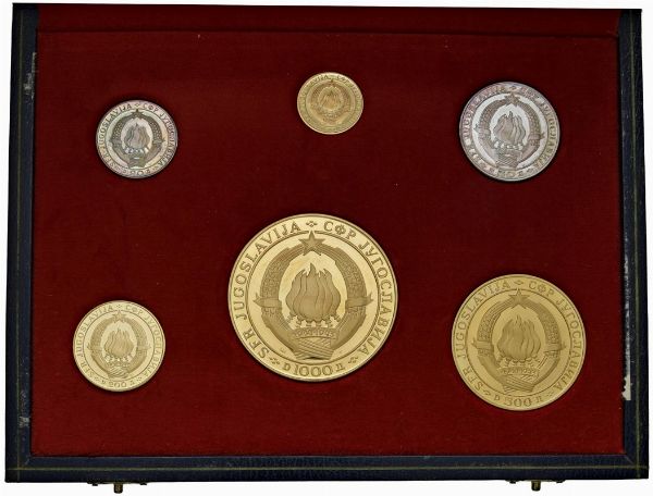 YUGOSLAVIA. REPUBBLICA FEDERALE SOCIALISTA (1943-1992). SET COMPLETO DI SEI MONETE A CORSO LEGALE (DINARI 1.000, 500, 200, 100, 50, 20) EMESSO IN OCCASIONE DEL 25&deg; ANNIVERSARIO DELLA FONDAZIONE DELLA REPUBBLICA FEDERALE SOCIALISTA. IN ASTUCCIO ORIGINALE E CERTIFICATO DI EMISSIONE N. 611  - Asta MEDAGLIE DI VENEZIA. MONETE E MEDAGLIE IN ORO ESTERE - Associazione Nazionale - Case d'Asta italiane