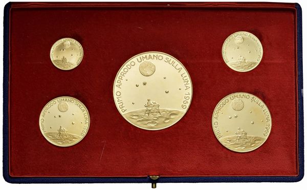 SEI MEDAGLIE IN ORO 900 CHE COMMEMORANO LA SPEDIZIONE DELL’APOLLO 11 SULLA LUNA NEL 1969 IN ASTUCCIO ORIGINALE E CERTIFICATO DI GARANZIA.  - Asta MEDAGLIE DI VENEZIA. MONETE E MEDAGLIE IN ORO ESTERE - Associazione Nazionale - Case d'Asta italiane