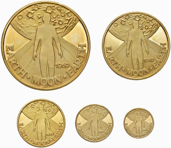 CINQUE MEDAGLIE IN ORO 900 DELLA SERIE “EARTH-MOON-EARTH” 1969 IN ASTUCCIO ORIGINALE  - Asta MEDAGLIE DI VENEZIA. MONETE E MEDAGLIE IN ORO ESTERE - Associazione Nazionale - Case d'Asta italiane