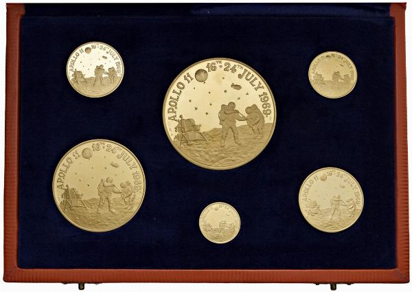SEI MEDAGLIE IN ORO 900 CHE COMMEMORANO LA SPEDIZIONE DELL’APOLLO 11 SULLA LUNA NEL 1969 IN ASTUCCIO ORIGINALE  - Asta MEDAGLIE DI VENEZIA. MONETE E MEDAGLIE IN ORO ESTERE - Associazione Nazionale - Case d'Asta italiane