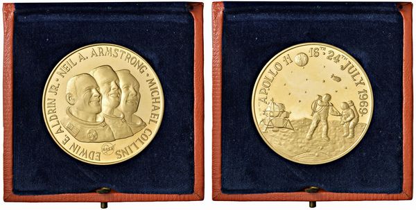 MEDAGLIA IN ORO 900 CHE COMMEMORA LA SPEDIZIONE DELL’APOLLO 11 SULLA LUNA NEL 1969 IN ASTUCCIO ORIGINALE  - Asta MEDAGLIE DI VENEZIA. MONETE E MEDAGLIE IN ORO ESTERE - Associazione Nazionale - Case d'Asta italiane