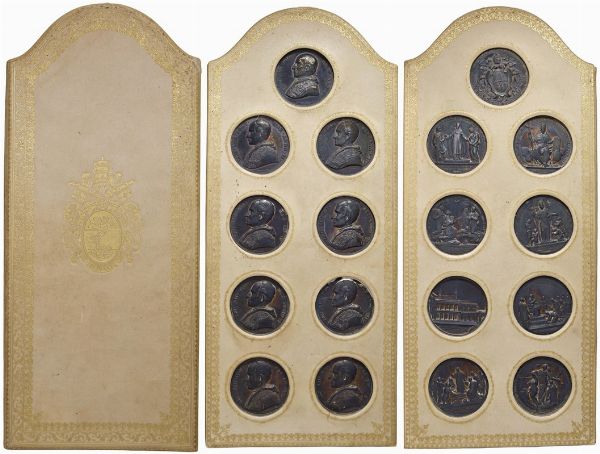 PAPALI. LEONE XIII (1878-1903). IMPORTANTE RACCOLTA COMPLETA DI TUTTE LE VENTISETTE MEDAGLIE IN ARGENTO DELLA VITA DI QUESTO PONTEFICE (DALL’ANNO I ALL’ANNO XXVI) IN CONSERVAZIONE FIOR DI CONIO E CON STRAORDINARIA PATINA IRIDESCENTE RACCHIUSA IN ELEGANTE ESPOSITORE COLOR AVORIO CORREDATO DA FREGI IN ORO E BLASONE DI PAPA PIO X (SUCCESSORE DI LEONE XIII) NEL FRONTESPIZIO  - Asta MEDAGLIE DI VENEZIA. MONETE E MEDAGLIE IN ORO ESTERE - Associazione Nazionale - Case d'Asta italiane