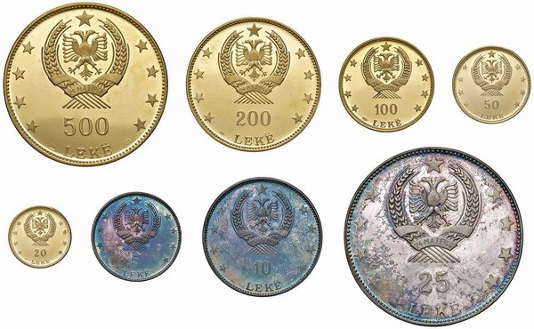 ALBANIA. REPUBBLICA SOCIALISTA POPOLARE (1945-1990). SET COMPLETO DI OTTO MONETE A CORSO LEGALE (LEKE 500, 200, 100, 50, 20 IN ORO E LEKE 25, 10, 5 IN ARGENTO) EMESSO CON DECRETO DEL 16 GENNAIO 1968. IN ASTUCCIO ORIGINALE IN PELLE CON FREGI COLOR ORO E CERTIFICATO DI EMISSIONE N. 407  - Asta MEDAGLIE DI VENEZIA. MONETE E MEDAGLIE IN ORO ESTERE - Associazione Nazionale - Case d'Asta italiane
