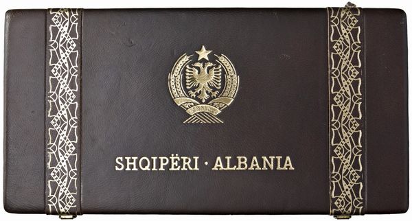 ALBANIA. REPUBBLICA SOCIALISTA POPOLARE (1945-1990). SET COMPLETO DI OTTO MONETE A CORSO LEGALE (LEKE 500, 200, 100, 50, 20 IN ORO E LEKE 25, 10, 5 IN ARGENTO) EMESSO CON DECRETO DEL 16 GENNAIO 1968. IN ASTUCCIO ORIGINALE IN PELLE CON FREGI COLOR ORO E CERTIFICATO DI EMISSIONE N. 407  - Asta MEDAGLIE DI VENEZIA. MONETE E MEDAGLIE IN ORO ESTERE - Associazione Nazionale - Case d'Asta italiane