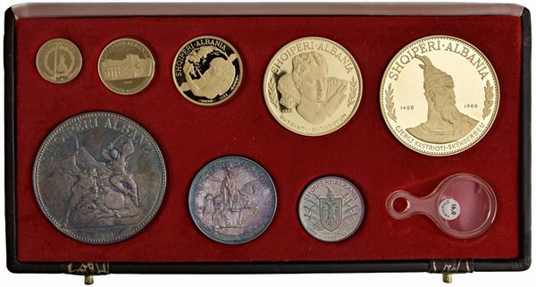 ALBANIA. REPUBBLICA SOCIALISTA POPOLARE (1945-1990). SET COMPLETO DI OTTO MONETE A CORSO LEGALE (LEKE 500, 200, 100, 50, 20 IN ORO E LEKE 25, 10, 5 IN ARGENTO) EMESSO CON DECRETO DEL 16 GENNAIO 1968. IN ASTUCCIO ORIGINALE IN PELLE CON FREGI COLOR ORO E CERTIFICATO DI EMISSIONE N. 407  - Asta MEDAGLIE DI VENEZIA. MONETE E MEDAGLIE IN ORO ESTERE - Associazione Nazionale - Case d'Asta italiane