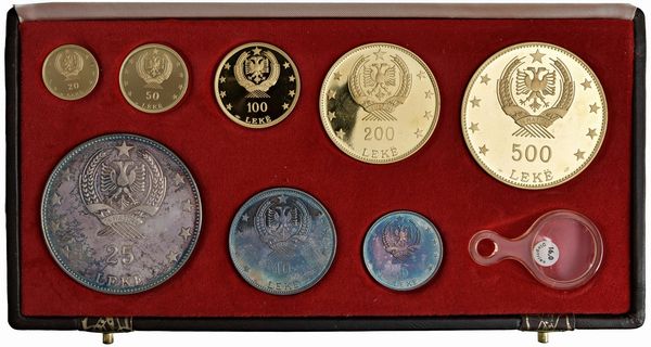 ALBANIA. REPUBBLICA SOCIALISTA POPOLARE (1945-1990). SET COMPLETO DI OTTO MONETE A CORSO LEGALE (LEKE 500, 200, 100, 50, 20 IN ORO E LEKE 25, 10, 5 IN ARGENTO) EMESSO CON DECRETO DEL 16 GENNAIO 1968. IN ASTUCCIO ORIGINALE IN PELLE CON FREGI COLOR ORO E CERTIFICATO DI EMISSIONE N. 407  - Asta MEDAGLIE DI VENEZIA. MONETE E MEDAGLIE IN ORO ESTERE - Associazione Nazionale - Case d'Asta italiane