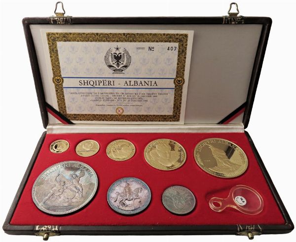 ALBANIA. REPUBBLICA SOCIALISTA POPOLARE (1945-1990). SET COMPLETO DI OTTO MONETE A CORSO LEGALE (LEKE 500, 200, 100, 50, 20 IN ORO E LEKE 25, 10, 5 IN ARGENTO) EMESSO CON DECRETO DEL 16 GENNAIO 1968. IN ASTUCCIO ORIGINALE IN PELLE CON FREGI COLOR ORO E CERTIFICATO DI EMISSIONE N. 407  - Asta MEDAGLIE DI VENEZIA. MONETE E MEDAGLIE IN ORO ESTERE - Associazione Nazionale - Case d'Asta italiane