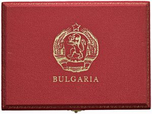 BULGARIA. REPUBBLICA (DAL 1944). ZECCA DI SOFIA. SET COMPLETO DI QUATTRO MONETE A CORSO LEGALE (LEVA 20 E 10 IN ORO; LEVA 5 E 2 IN ARGENTO) EMESSO DALLA BANCA NAZIONALE DELLA BULGARIA IN OCCASIONE DEL 20° ANNIVERSARIO DELLA REPUBBLICA POPOLARE (1944-1964). IN ASTUCCIO ORIGINALE E CERTIFICATO DI EMISSIONE N. 65  - Asta MEDAGLIE DI VENEZIA. MONETE E MEDAGLIE IN ORO ESTERE - Associazione Nazionale - Case d'Asta italiane